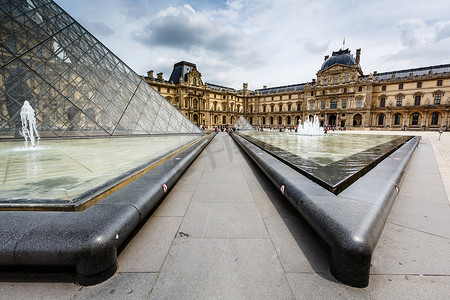 法国巴黎卢浮宫博物馆前的玻璃金字塔