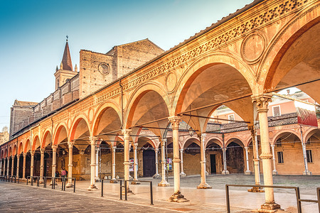 意大利艾米利亚罗马涅地区的博洛尼亚当地地标 — 圣玛丽亚代塞尔维或圣卢西亚教堂和拱门或门廊