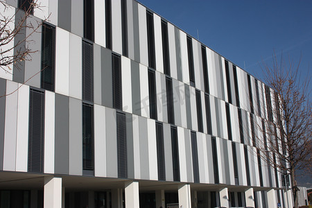 健康医疗机构摄影照片_意大利公立医院医疗机构位于托斯卡纳北部的一栋建筑中，由灰白色和黑色垂直矩形纹理制成