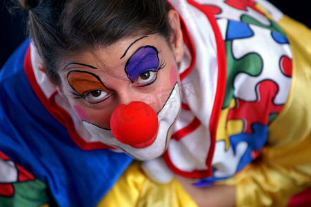 小丑表演摄影照片_有趣的彩色小丑
