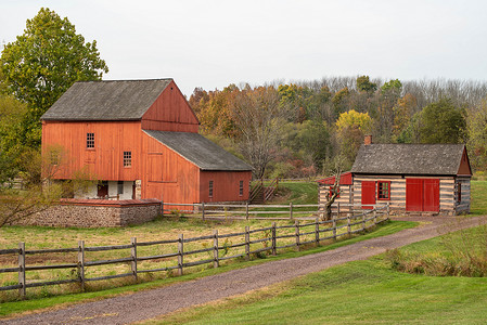 历史悠久的 Daniel Boone Homestead 的红色谷仓和小木屋