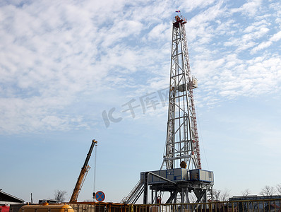 石油化工摄影照片_现场的石油钻井平台和起重机
