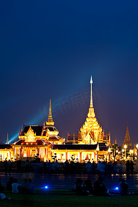 THAILAND-APRIL 8：泰国人参观了 2012 年 4 月 8 日在泰国 Sanam luang 举行的 Bejaratana 公主殿下的皇家火葬