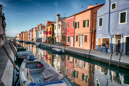 意大利威尼斯泻湖 Burano 典型的色彩鲜艳的房子。