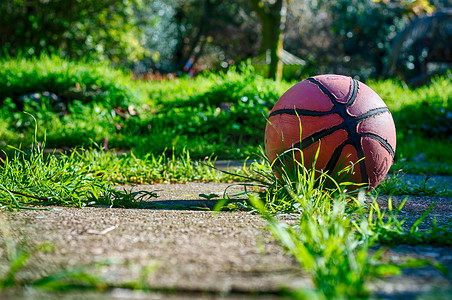 乡村操场上的旧篮球