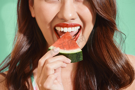 吃女孩西瓜摄影照片_夏天吃西瓜的漂亮亚洲女人