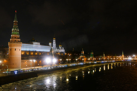 克里姆林宫和莫斯科河在冬天的夜晚