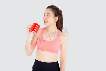 运动后喝水的美丽亚洲年轻女性