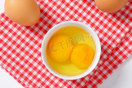 碗里的蛋清和蛋黄