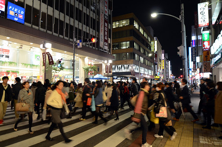 日本东京 — 2013 年 11 月 25 日：人们参观吉祥寺区的商业街