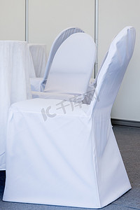 用于庆祝活动的带白色织物罩的椅子