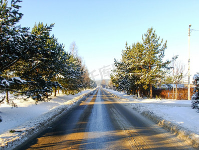 下雪路摄影照片_穿过白色冬季森林的路