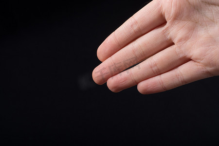 部分可见的人手的四个手指