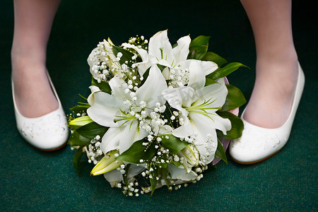 新娘捧花和新娘的脚
