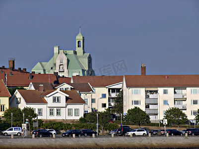 Strømstad 的市政厅高耸于城市之上