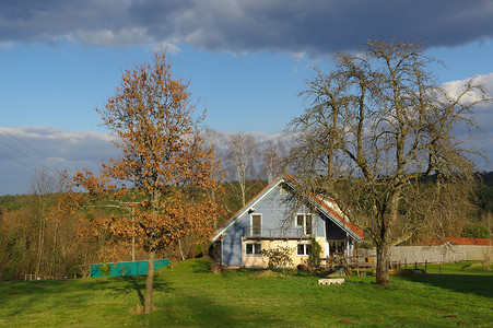 云腾底云摄影照片_德国黑森林巴登符腾堡附近有木屋的德国乡村景观，位于德国 Schoemberg