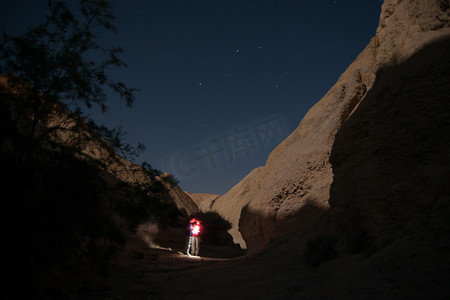 在夜间沙漠徒步旅行