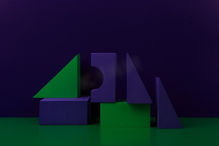 带有紫色和绿色人物的极简主义抽象静物