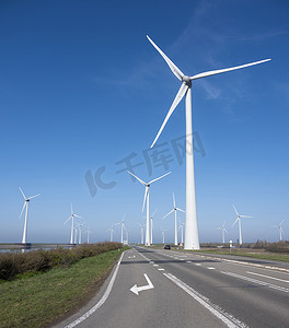 荷兰泽兰省菲利普斯丹蓝天下的风力涡轮机