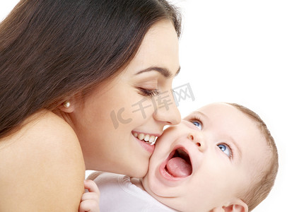拥抱的人摄影照片_顽皮的妈妈和快乐的宝宝