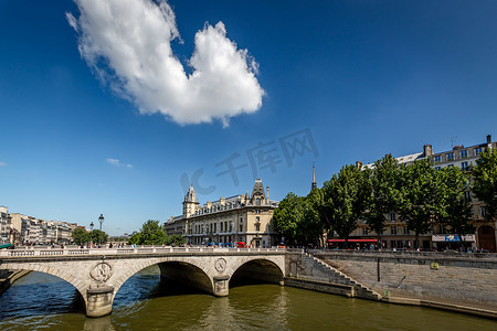 法国巴黎塞纳河和圣米歇尔桥