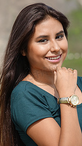 戴手表的西班牙裔青少年女性