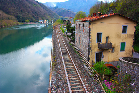 Borgo a Mozzano 的托斯卡纳 Serchio 河和阴天天空的倒影