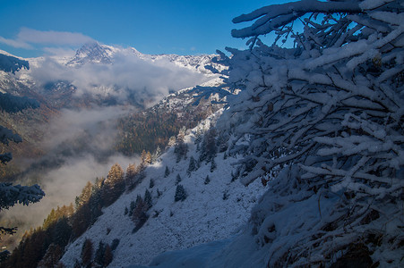 法国阿尔卑斯山的秋冬