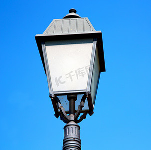 意大利灯笼和抽象照明天空中的欧洲