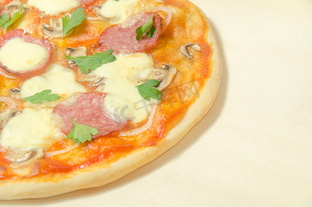 马苏摄影照片_意大利腊肠和马苏​​里拉奶酪的家庭披萨