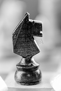 国际象棋骑士摄影照片_棋盘上的国际象棋骑士典当关闭。