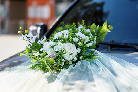婚庆婚车矢量摄影照片_婚车引擎盖上装饰着鲜花