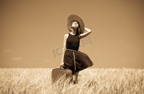 时之魔女摄影照片_带着手提箱的女孩在夏天麦田。