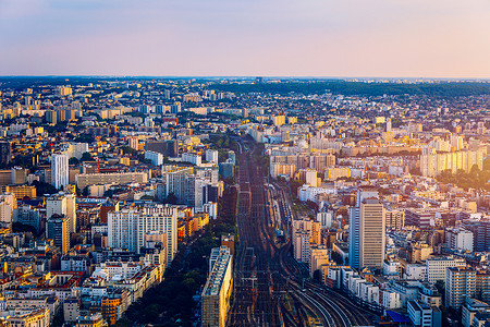 从上面俯瞰巴黎天际线。