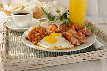 早餐配炒鸡蛋和培根
