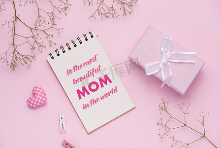 母亲节用粉红丝带和白花绑着的礼盒