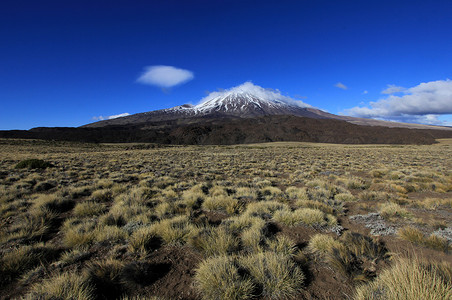 月亮门摄影照片_白雪覆盖的特罗门火山，阿根廷