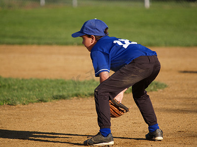 年轻的棒球小联盟内野手