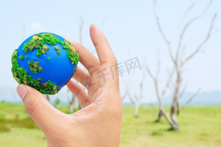 手和地球。