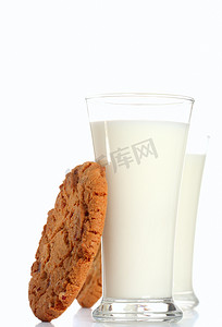 牛奶杯配太妃山核桃饼干，背景相同