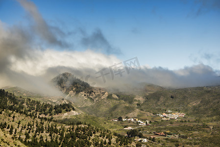 雾笼罩着特内里费岛的山村
