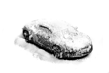 我的车在白色背景下的雪地里