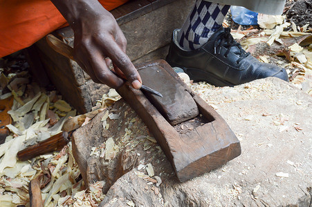 锐化凿子的肯尼亚雕刻家
