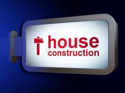 建筑施工概念：房屋建筑和广告牌背景上的锤子