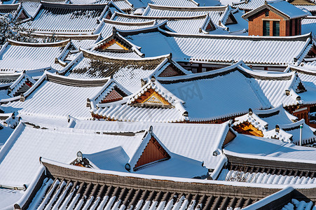 全州传统韩国村庄的屋顶被雪覆盖，冬季全州韩屋村，韩国。