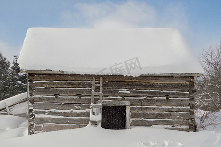 雪地里可爱的乡村小木屋，雪花飘落，b