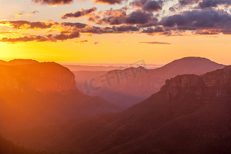 光荣的摄影照片_风景如画的日出，蓝山的干草山