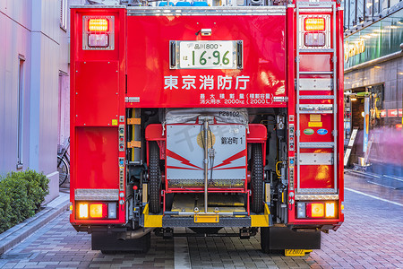 一辆红色日本消防车的后视，红绿灯亮起