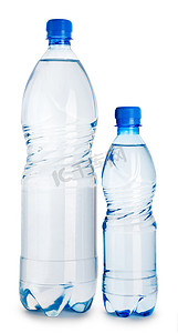 两个蓝色塑料瓶与水隔离在白色背景上