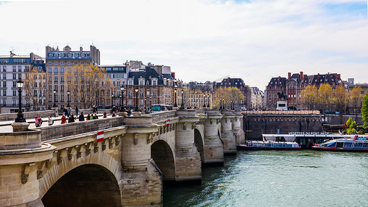 巴黎/法国 — 2019年4月5日：横跨塞纳河的新桥桥和巴黎美丽的历史建筑